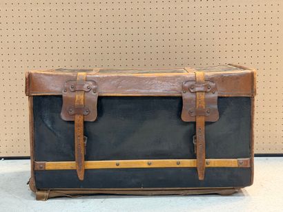 Malle de voyage en toile enduite, et cuir...