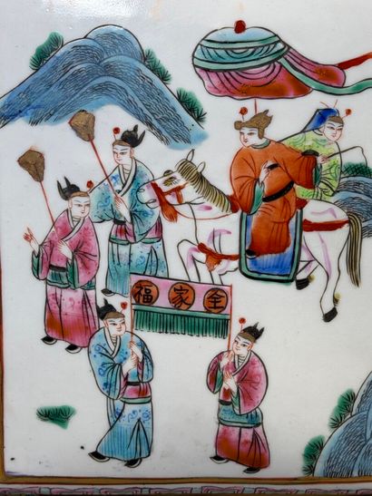 Pot couvert en porcelaine de Chine. 
H. :29...