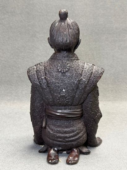 Samouraï à genoux. 
Sculpture décorative...