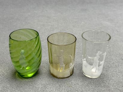 Trois gobelets en verre de couleur émaillé,...