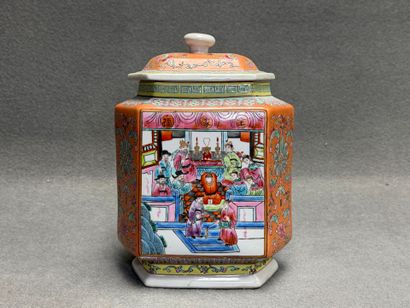 Pot couvert en porcelaine de Chine. 
H. :29...