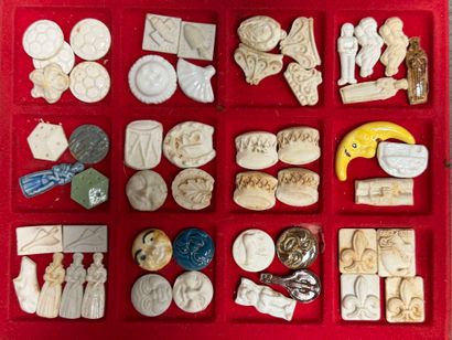 Collection de 104 fèves anciennes en porcelaine...