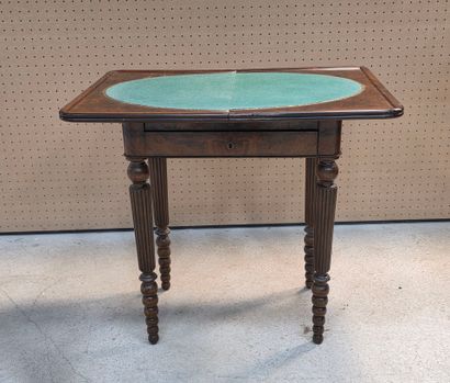 Table à jeux en placage acajou, ouvrant à...