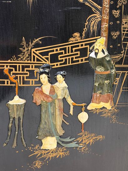 Paravent bas en laque de Chine et incrustations...