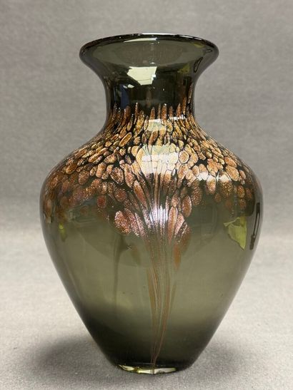 Vase en verre à incrustation doré. 
H. :29...