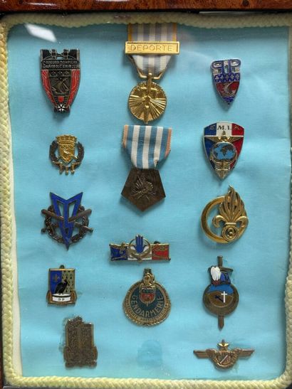 Quatre sous verre d'insignes militaire. 
33...