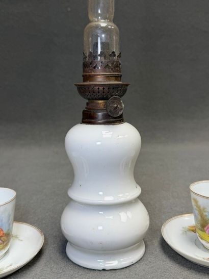 Lampe à pétrole en porcelaine blanche et...