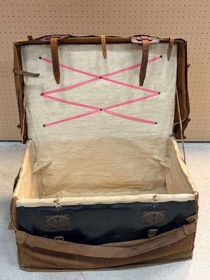 Malle de voyage en toile enduite, et cuir...