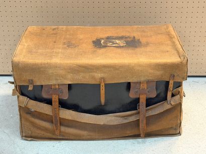 Malle de voyage en toile enduite, et cuir...
