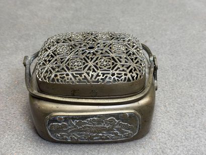 Brûle parfum en régule ajouré. 
8 x 15 x...