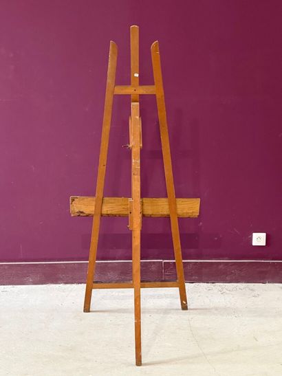 Chevalet tripode, pliable.
H. :155 cm.