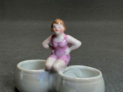 Paire de salerons double en porcelaine à...