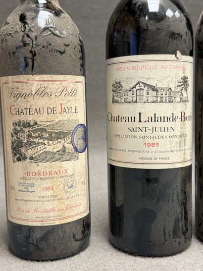 Douze bouteilles de Bordeaux.