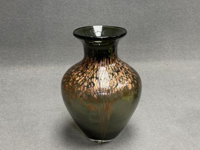Vase en verre à incrustation doré. 
H. :29...