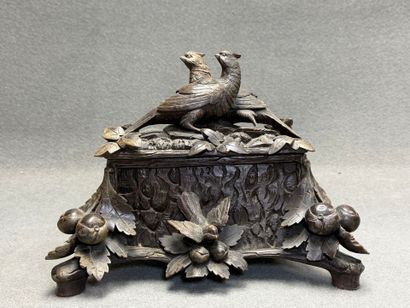Coffret en bois sculpté de faisans et feuilles...