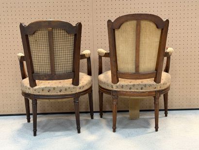 Paire de fauteuils chapeau de gendarme.
Un...