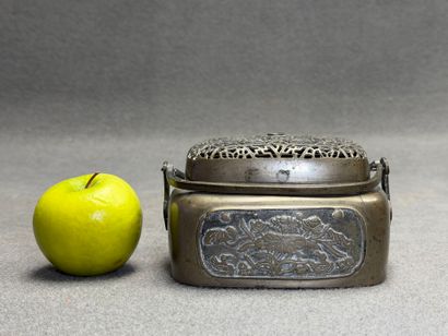 Brûle parfum en régule ajouré. 
8 x 15 x...