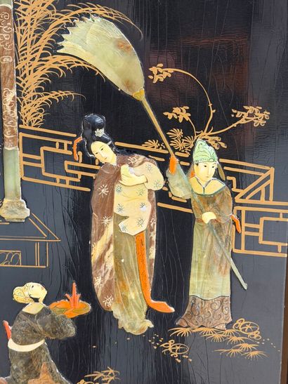 Paravent bas en laque de Chine et incrustations...
