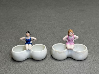 Paire de salerons double en porcelaine à...