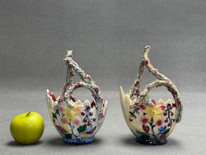 Paire de paniers en barbotine.
H: 22 cm