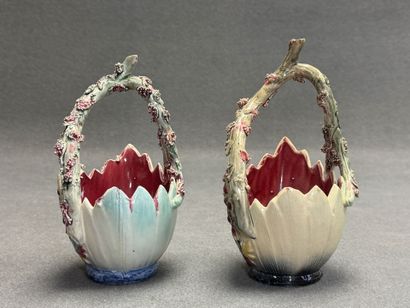 Paire de paniers en barbotine.
H: 22 cm