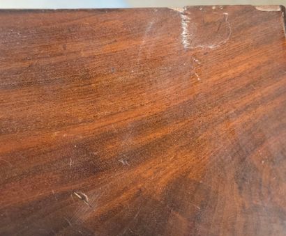 Table à jeux en placage acajou, ouvrant à...