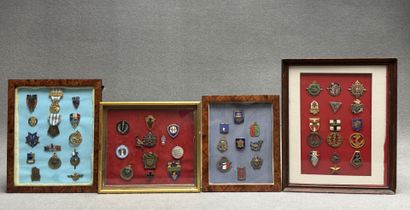 Quatre sous verre d'insignes militaire. 
33...