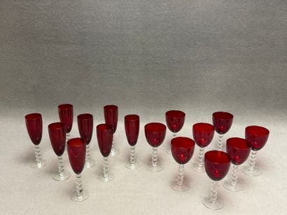 Verres rouge et transparents
-Huit flutes...