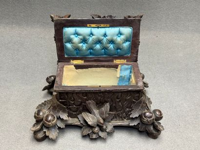 Coffret en bois sculpté de faisans et feuilles...