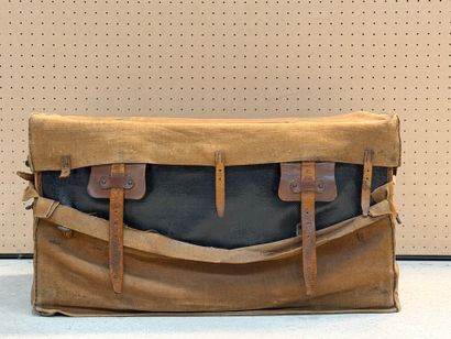 Malle de voyage en toile enduite, et cuir...