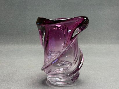 Val Saint Lambert : 
Vase en cristal mauve....
