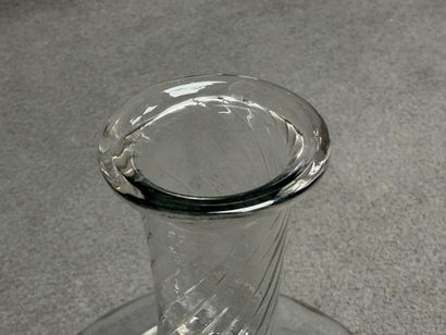 Carafe en verre. 
H. :29 cm.