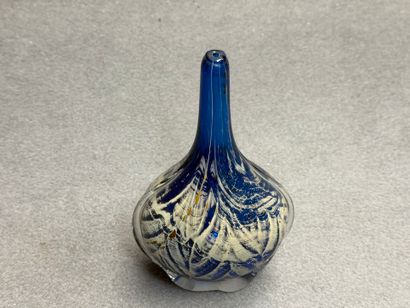 Vase à long col en verre. 
H. :23 cm.