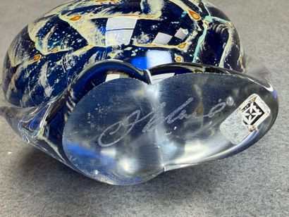 Vase à long col en verre. 
H. :23 cm.