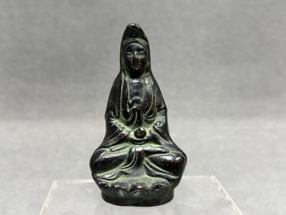 ASIE - Cinq statuettes bouddhistes en pierre,...