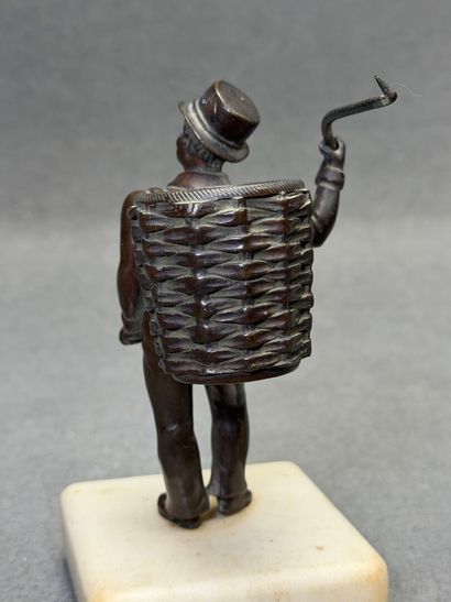 Fripier. 
Sculpture en bronze formant porte...