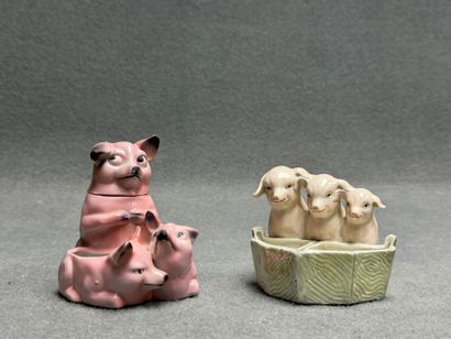Deux salerons doubles en porcelaine à décor...