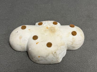 Bénitier en marbre. 
6 x 27,5 x 16 cm. 
...
