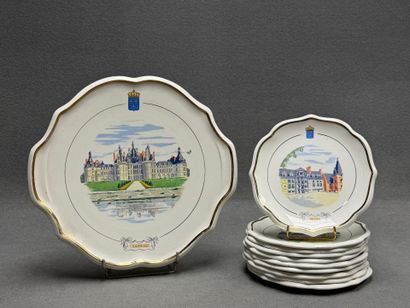 GIEN. 
Plat et 10 assiettes à dessert à décor...