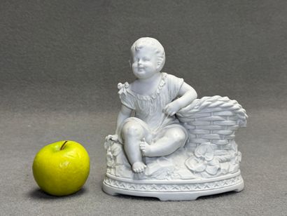Pot en biscuit à décor de bébé vers 1900....