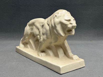 Lion marchant.
Sujet en céramique craquelée.
25...