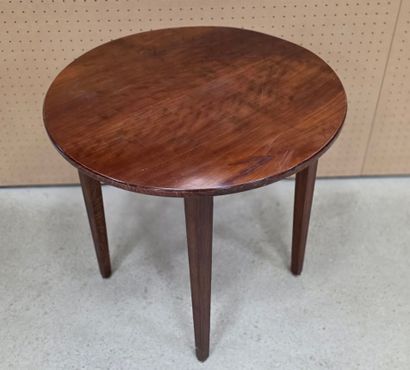 Petite table ronde à quatre pieds
Diam .73cm...
