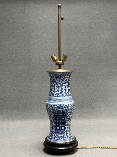 Vase en porcelaine de Chine monté en lampe....