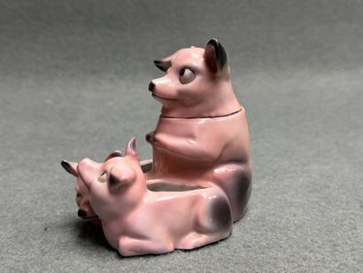 Deux salerons doubles en porcelaine à décor...