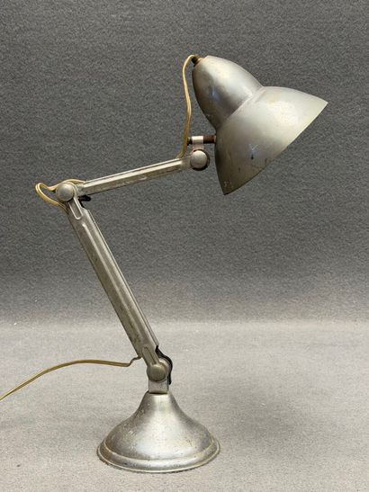 Lampe industrielle en tôle.. 
H. :40 cm.