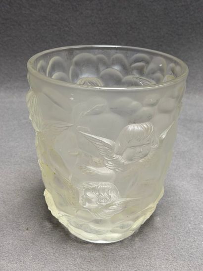 Vase en verre moulé à décor de angelots....