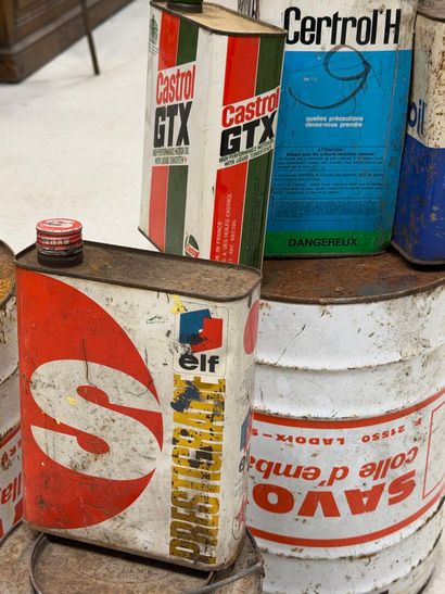 Lot de 9 bidons d'huiles et divers Castol,...