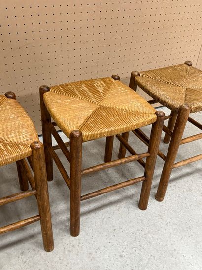 Quatre tabourets en bois assise paillée....