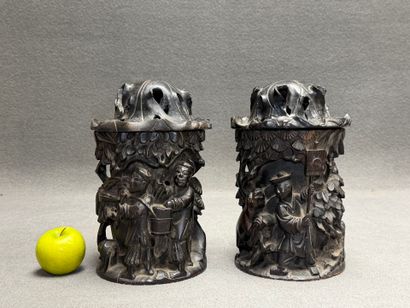 Paire de pot couverts en bois sculpté. 
H....