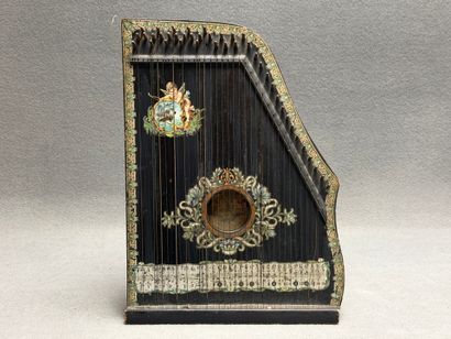 Cithare en bois.
6 x 49 x 36 cm. 
fente.
